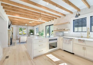 4 bedroom home downtown Nashville. Hot tub, large patio, fire pit, and game room