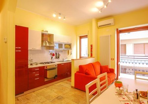 A bright and welcoming apartment on the fifth floor, with a stone's throw you are at the sea.