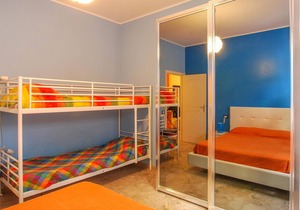 A bright and welcoming apartment on the fifth floor, with a stone's throw you are at the sea.