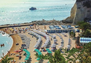 A bright and welcoming apartment on the fifth floor, with a stone's throw you are at the sea.