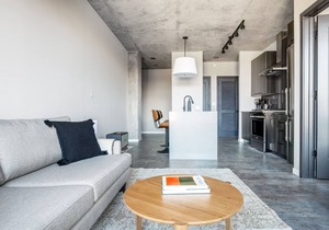 Airy West Loop 1BR w/Pool, Pet Spa, near Restaurant Row, by Blueground