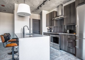 Airy West Loop 1BR w/Pool, Pet Spa, near Restaurant Row, by Blueground