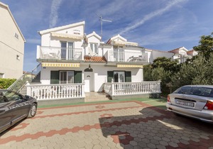 Apartments Vinko (27131-A1) - Brodarica