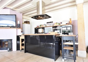 Attractive Mansion in Vinzelles with Swimming Pool