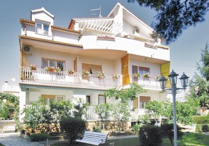 Cozy apartment in Brodarica with WiFi