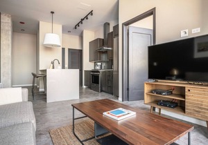 Cozy West Loop 1BR w/Pool, Gym, nr. Restaurant Row, by Blueground