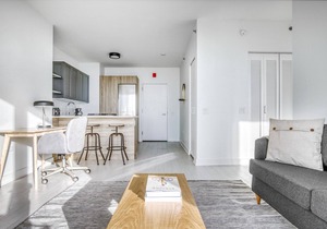 Luxe West Loop 1BR w/Pool, Coworking & Gym, 1 block to L, by Blueground