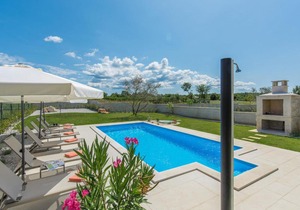 Villa with private pool in a quiet location with garden and grill