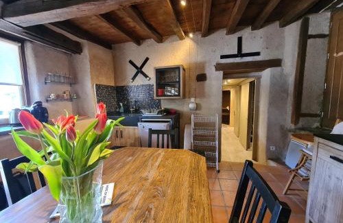 Le Menoux House | À louer : Ancienne forge avec sauna, piscine, proche plage et sites historiques - FR-1-591-193