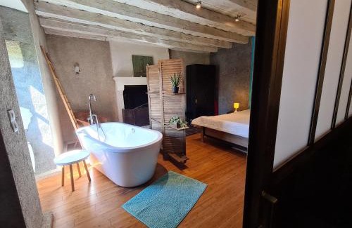 Le Menoux House | À louer : Ancienne forge avec sauna, piscine, proche plage et sites historiques - FR-1-591-193
