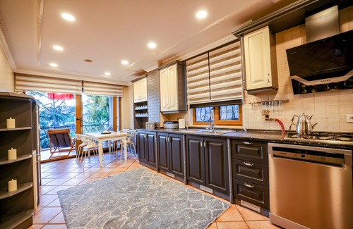 Uskudar Villa | Çengelköy'de Boğaz Manzaralı Isıtmalı Kapalı Havuzlu Villa