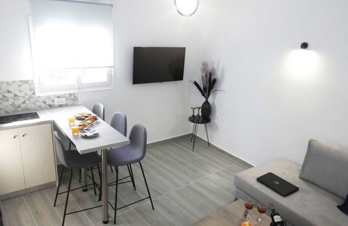 Perissa House | Άνετο σπίτι μόλις ένα λεπτό από την καλύτερη παραλία του νησιού!