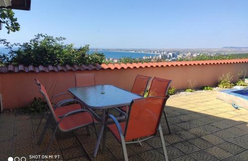Intsaraki Apartment | Апартамент на море с собственным бассейном и подземным гаражом