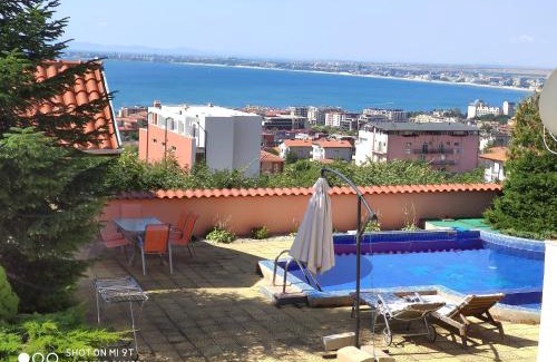 Intsaraki Apartment | Апартамент на море с собственным бассейном и подземным гаражом