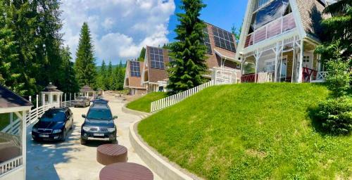 Bukovel Villa | Двоповерховий апартамент у котеджі FREEMAN-4b з альтанкою та грилем - вздовж ділянки маленька річка