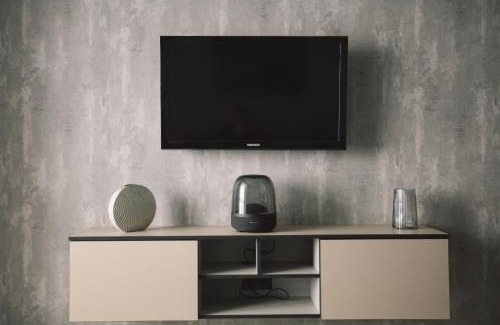 Darnyckyj Apartment | Квартира з панорамними вікнами на озеро