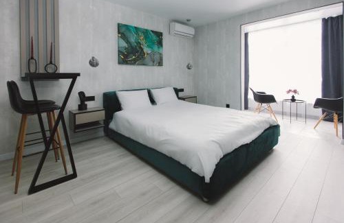 Darnyckyj Apartment | Квартира з панорамними вікнами на озеро