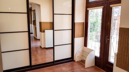 Molodizhne Hotel | мини-отель Травертин