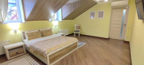 Kamenets-Podol'skiy Apartment | Сонячна мансарда