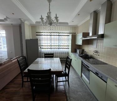 Atyrau Apartment | Трехкомнатная просторная квартира 137 кв центре возле ТЦ Infinity Mall