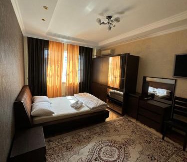 Atyrau Apartment | Трехкомнатная просторная квартира 137 кв центре возле ТЦ Infinity Mall