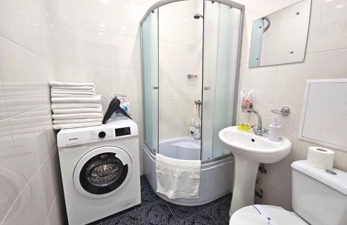 Svitlogirske Apartment | У центрі 2 кімнатна квартира біля ЦУМу з власною закритою парковкою. Мережа Alex Apartments