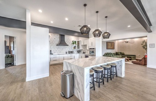 Foothills House | ᨒ CIELO Vegas Strip Views, Lux Oasis w Pool+Spa+Pickleball. Pet Friendly