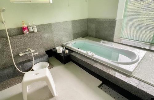 Kusu House | 一棟まるっと温泉別荘 天井高7ｍ 50インチ映画見放題 屋根付BBQ 街まで車7分 湯布院30分 アニメ聖地10分
