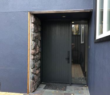 Yellowknife Bed & Breakfast | 好丘。Hacho House