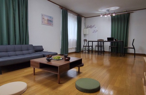 Otaru House | 小樽市にあり、小樽駅から徒歩13分の宿泊施設で、庭と無料専用駐車場を提供しています。ベッドルーム3室が備わる別荘です。