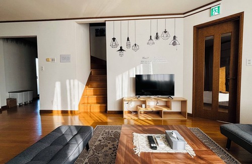 Otaru House | 小樽市にあり、小樽駅から徒歩13分の宿泊施設で、庭と無料専用駐車場を提供しています。ベッドルーム3室が備わる別荘です。