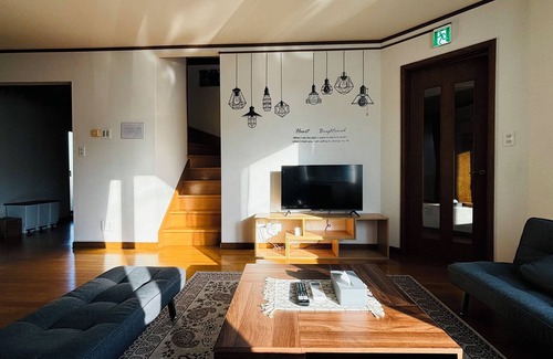 Otaru House | 小樽市にあり、小樽駅から徒歩13分の宿泊施設で、庭と無料専用駐車場を提供しています。ベッドルーム3室が備わる別荘です。
