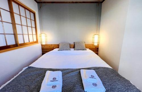 Tsuruhashi Apartment | 鶴橋駅 新和風3部屋 2階貸切 浴室素敵 天然温泉徒歩4分 クイーンサイズベットあり ゆったり寝れる