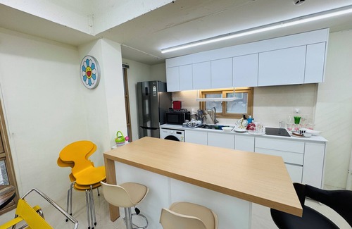 Seongsu Apartment | 사Atelier Seongsu Riverside Loft Cherry Blossom Road Han River airport bus