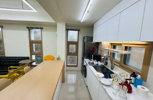 Seongsu Apartment | 사Atelier Seongsu Riverside Loft Cherry Blossom Road Han River airport bus