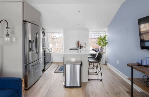 Old Town Alexandria Apartment | 1/2 Block from King Street, 5★ Location ~ ♛King Bed ~ Free Parking