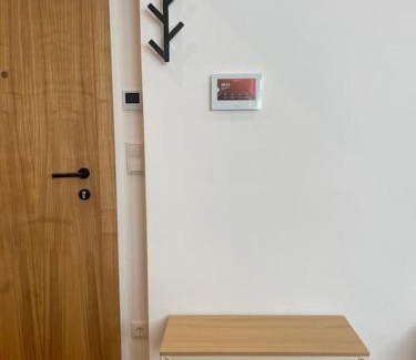 Flintsbach A. Inn Apartment | 1,5-Zimmer, Top ausgestattet, 4 Pers, Souterrain, Self Check-in, Parkplatz, Netflix & Amazon Prime