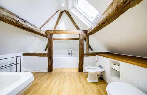 Broughton Hackett House | 1 acre Farmhouse w/ hot tub and countryside views!