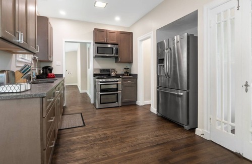 Hillsboro House | #1 Art Filled 2 Bed Tudor Brick Home - Downtown Hillsboro