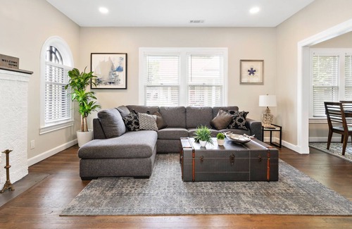 Hillsboro House | #1 Art Filled 2 Bed Tudor Brick Home - Downtown Hillsboro