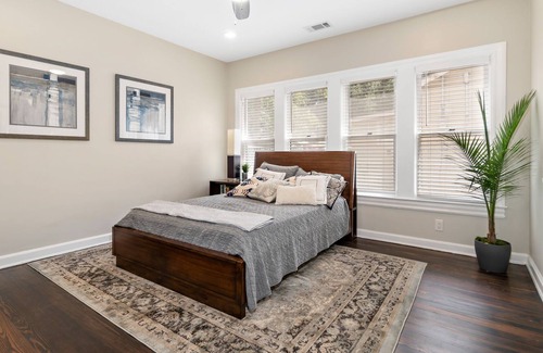 Hillsboro House | #1 Art Filled 2 Bed Tudor Brick Home - Downtown Hillsboro