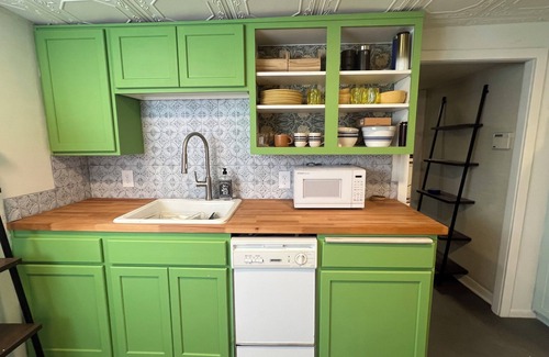 North End Apartment | 1 Bdrm; Walk to beach; Under 2 miles to hospitals, universities & downtown
