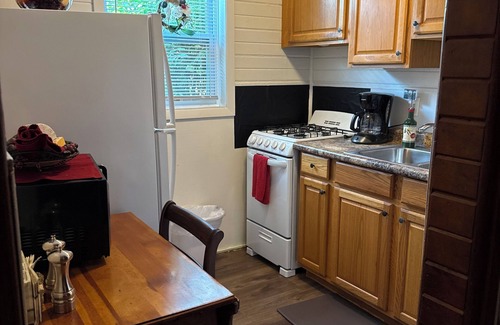 Beaverdale Apartment | 1 bed, 1 bath Central DM by VA Hospital North of Drake University No Stairs.