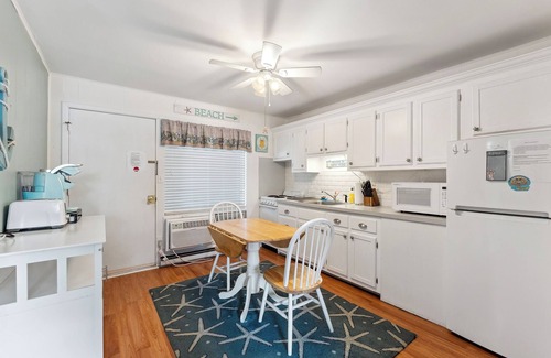 Stone Harbor Condo | 1 Bed/1 Bath Full Kitchen close to Downtown and Beach