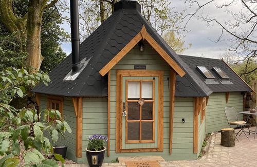Carluke Cottage | 1-bed Cabin, 2 Adults, Outdoor Bath & Wood Burner