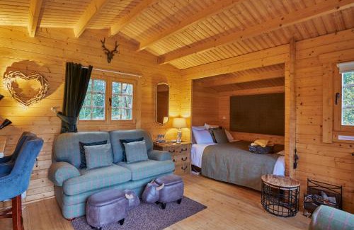 Carluke House | 1-Bed Cabin 2 adults Wood Burning Hot Tub & Fire