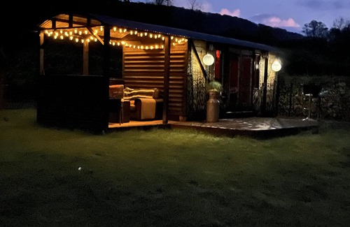 Cwmdu Cabin | 1 Bed Converted Railway Wagon Near Crickhowell