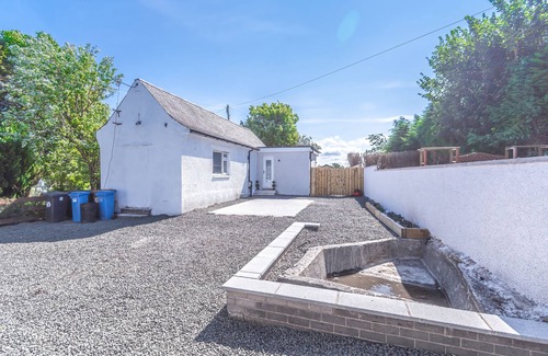 Kelty Cottage | 1 Bed Cottage-Sleeps 2-Parking-Pets-Hot Tub