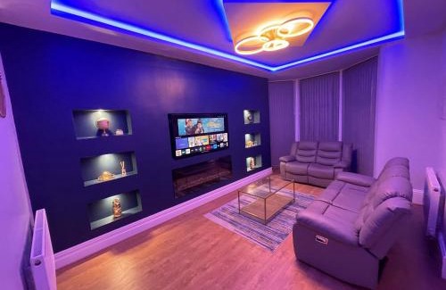 Bradford Apartment | 1 Bed Flat - Sleeps 2 - Hot Tub - Parking - Wifi