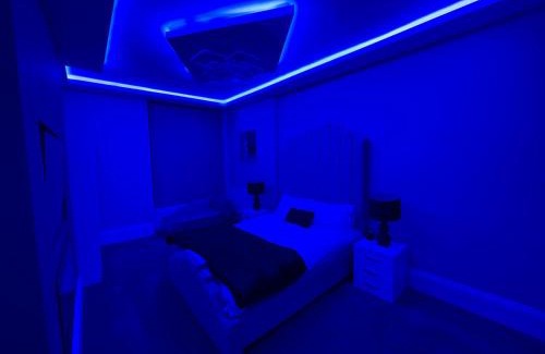 Bradford Apartment | 1 Bed Flat - Sleeps 2 - Hot Tub - Parking - Wifi